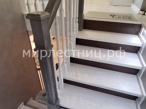 № 257 к.4.    Поворот на 180 градусов через забежные ступени.
