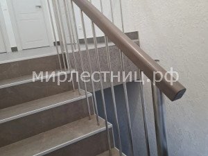 № 262 к.1 ОГ-25.   Ограждение из матовой нержавеющей стали на лестнице из керамогранита.