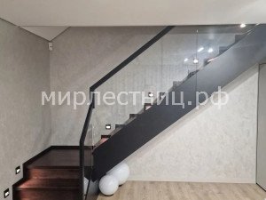№ 265 к.    Современная деревянная лестница со стеклянным ограждением.