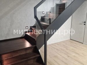 № 265 к.    Современная деревянная лестница со стеклянным ограждением.